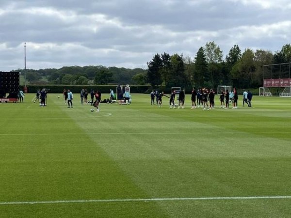 诚利和  记者：廷伯、卡拉菲奥里参加阿森纳今日训练